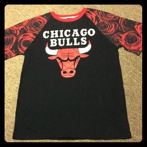 Chicago bulls T-shirt+ black and red rose sleeves